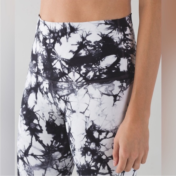 Lululemon Wunder Under Pant Hi-Rise Shibori Tie Dye White & Black Leggings 6 - Picture 3 of 14